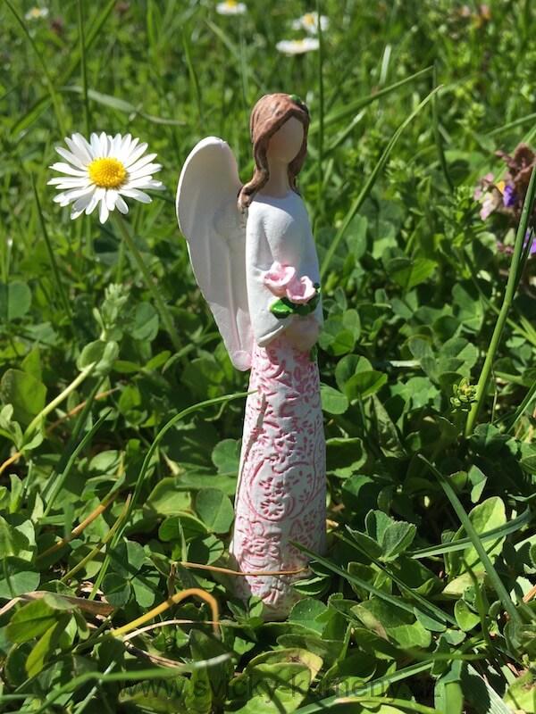 ANDĚL FIGURKA 100 mm BÍLO-RŮŽOVÝ S KYTKOU